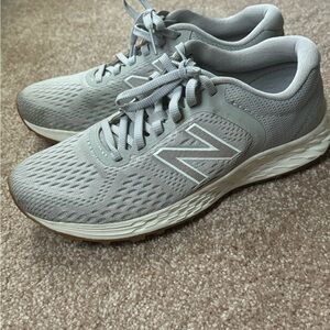 Women’s New balance sneakers (Has some dirt /scuff marks on sneakers)